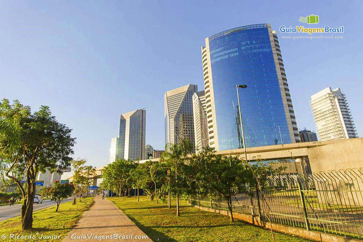 Imagem de belos prédios no bairro da Ponte Estaiada o que completa a linda paisagem.