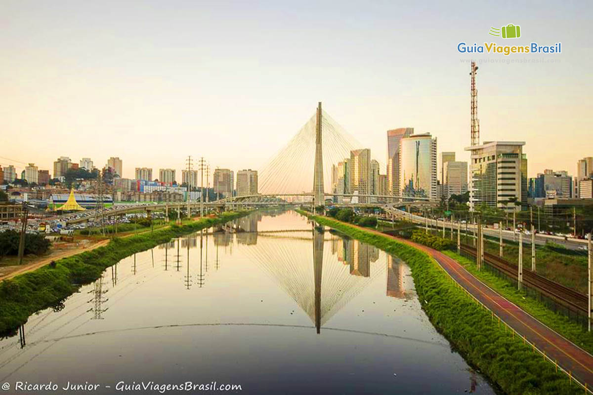 Imagem da Ponte Estaiada refletindo no rio.