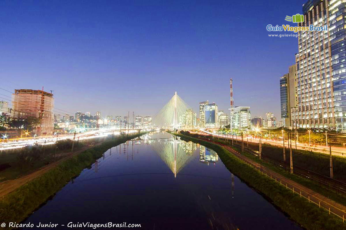 Imagem da Ponte Estaiada a noite e iluminada.