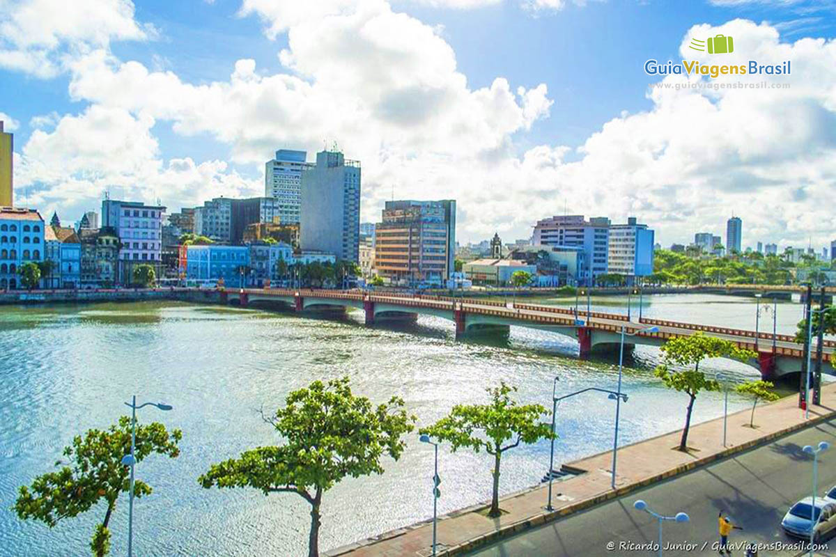 Imagem de Ponte sobre o Rio Capibaribe no Centro Antigo de Recife.