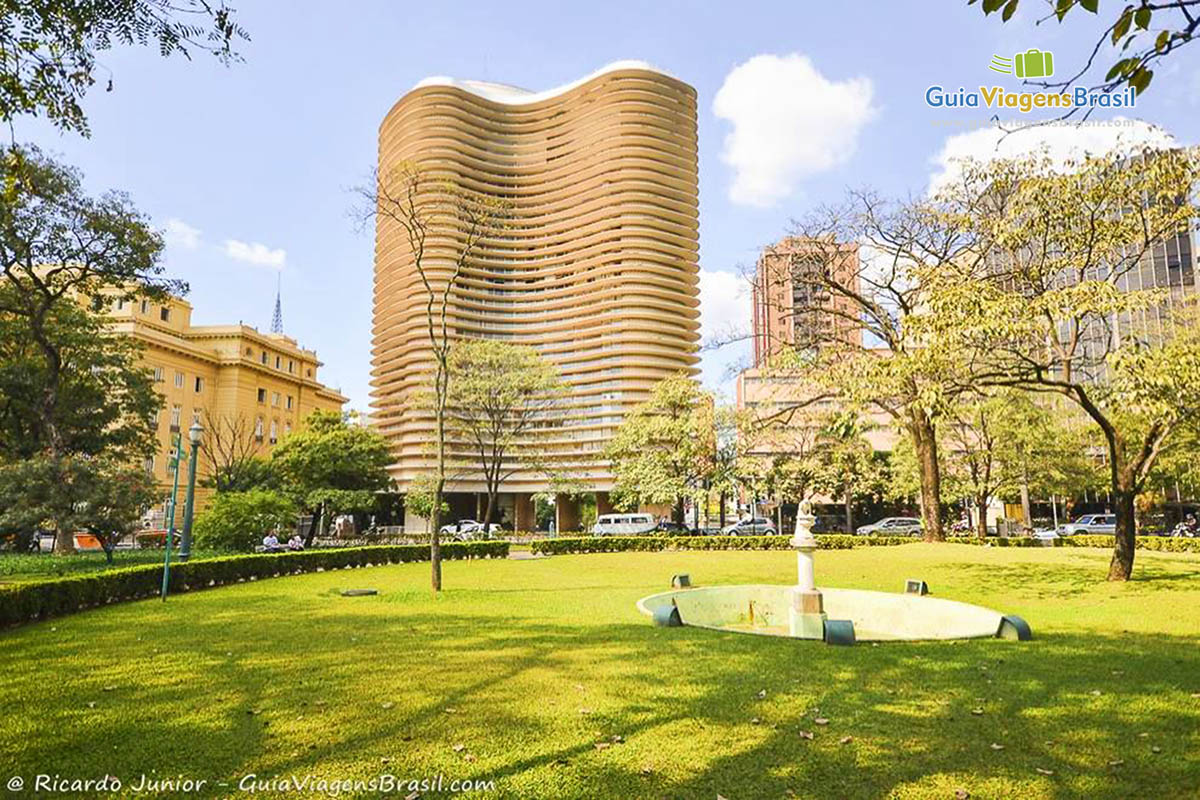 Imagem da bela Praça da Liberdade.