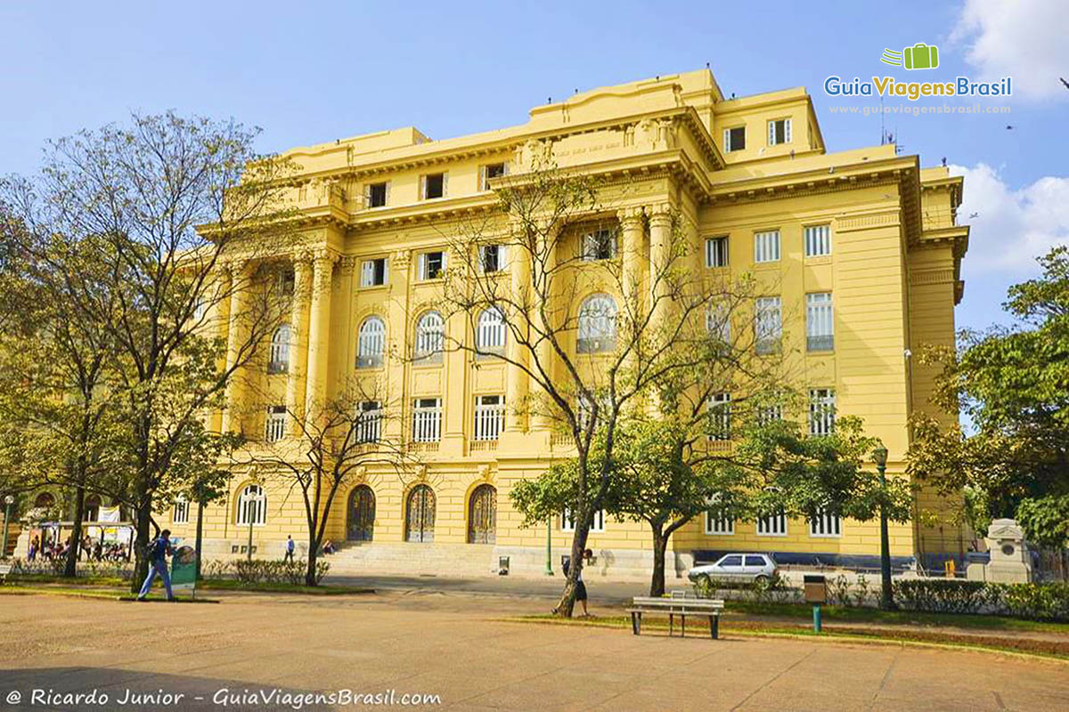 Imagem do Palácio na Praça da Liberdade em Belo Horizonte.