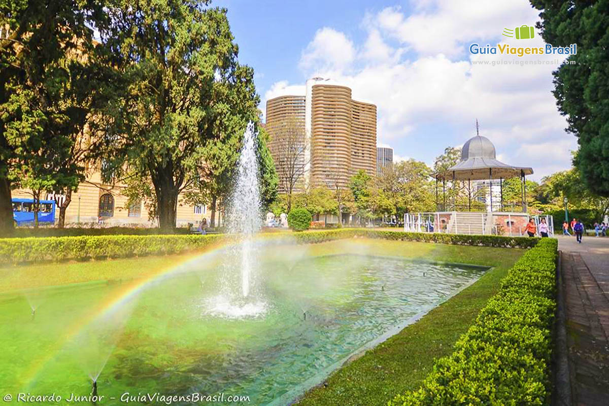 Imagem do Chafariz e do Coreto na Praça da Liberdade. 