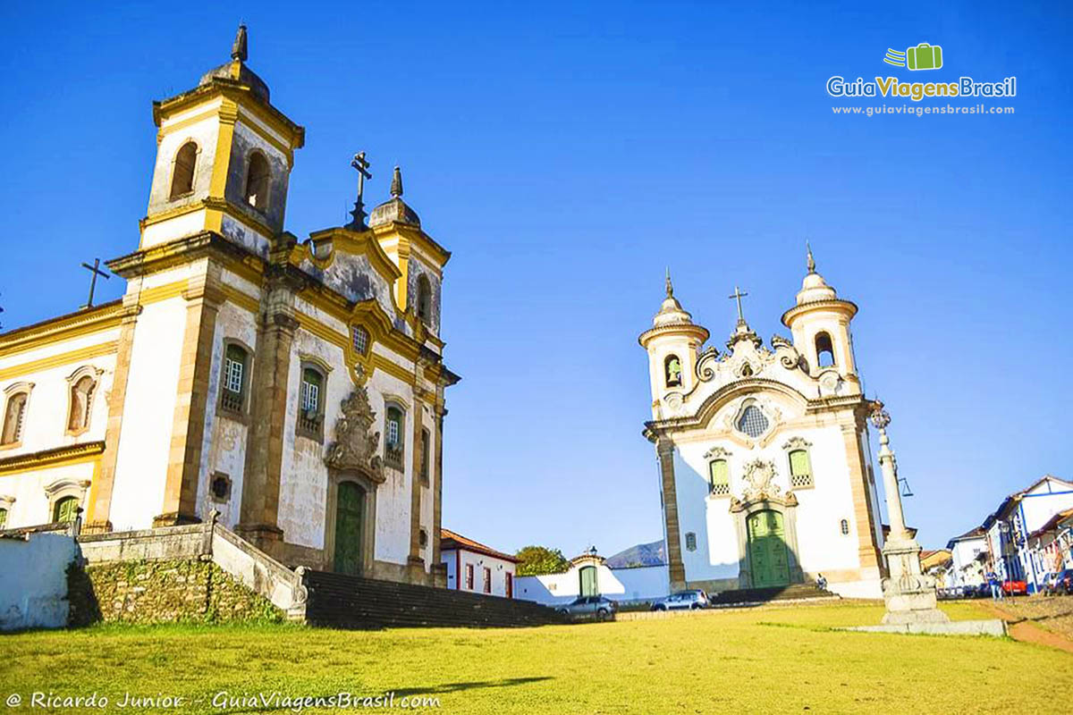 Imagem de duas igrejas quase que uma ao lado da outra, sendo Igreja de São Francisco de Assis e Igreja de Nossa Senhora do Carmo.