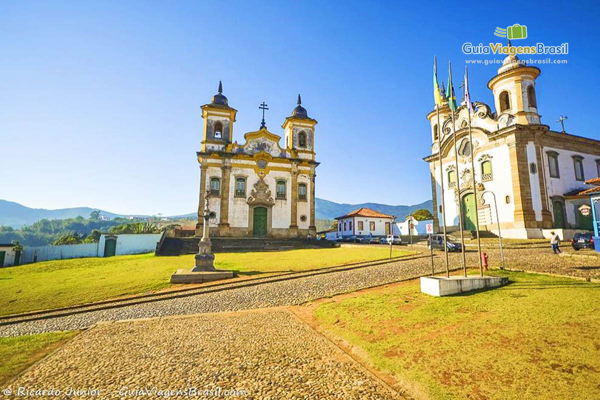 Imagem das duas igrejas em estilo barroco construídas no século XVIII.