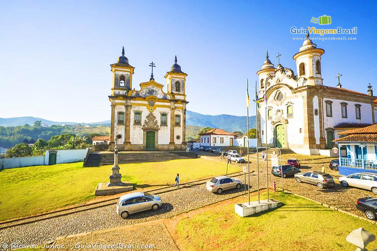 Imagem da bela praça Minas Gerais em Mariana que possui duas igrejas muito próximas.