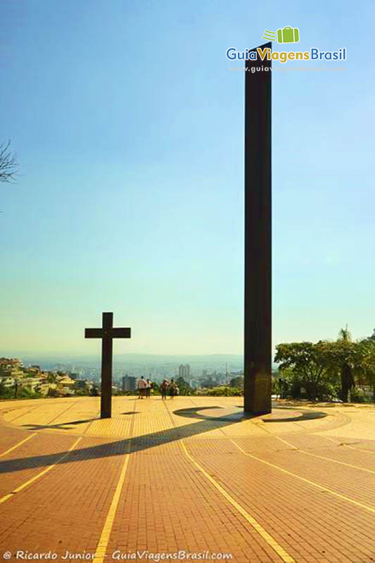 Imagem aproximada do crucifixo da Praça do Papa.