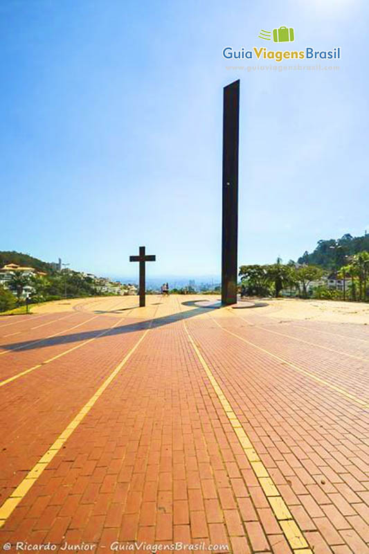 Imagem dos monumentos na bonita Praça do Papa.