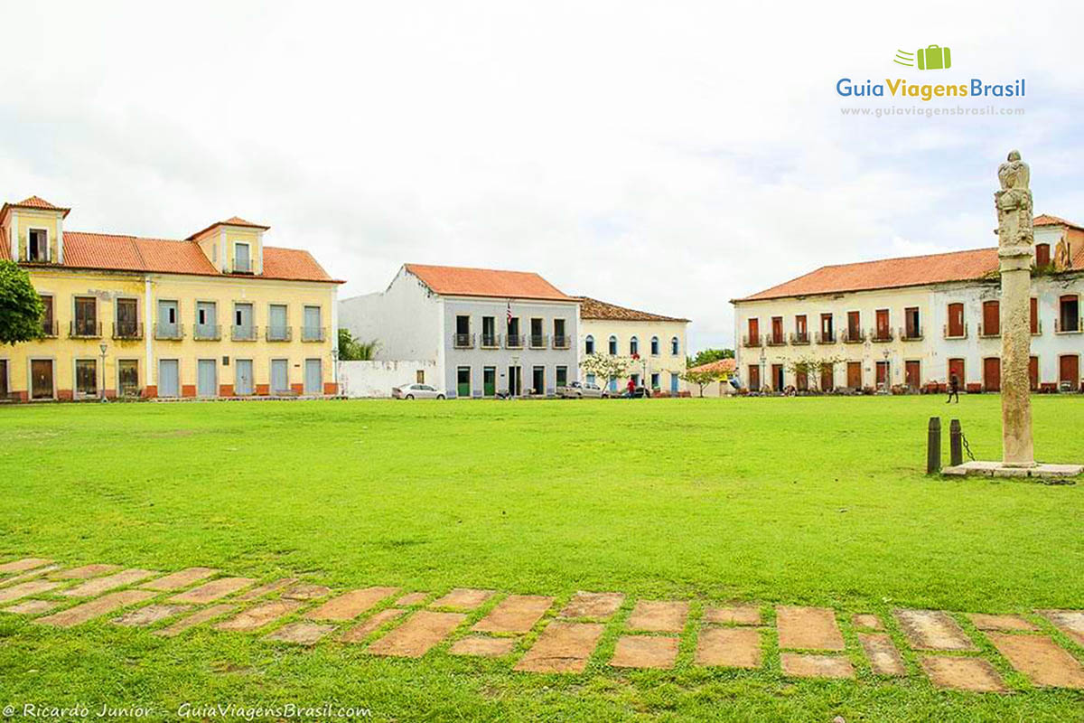 Imagem das arquitetura dos casarões que ficam na Praça Matriz.