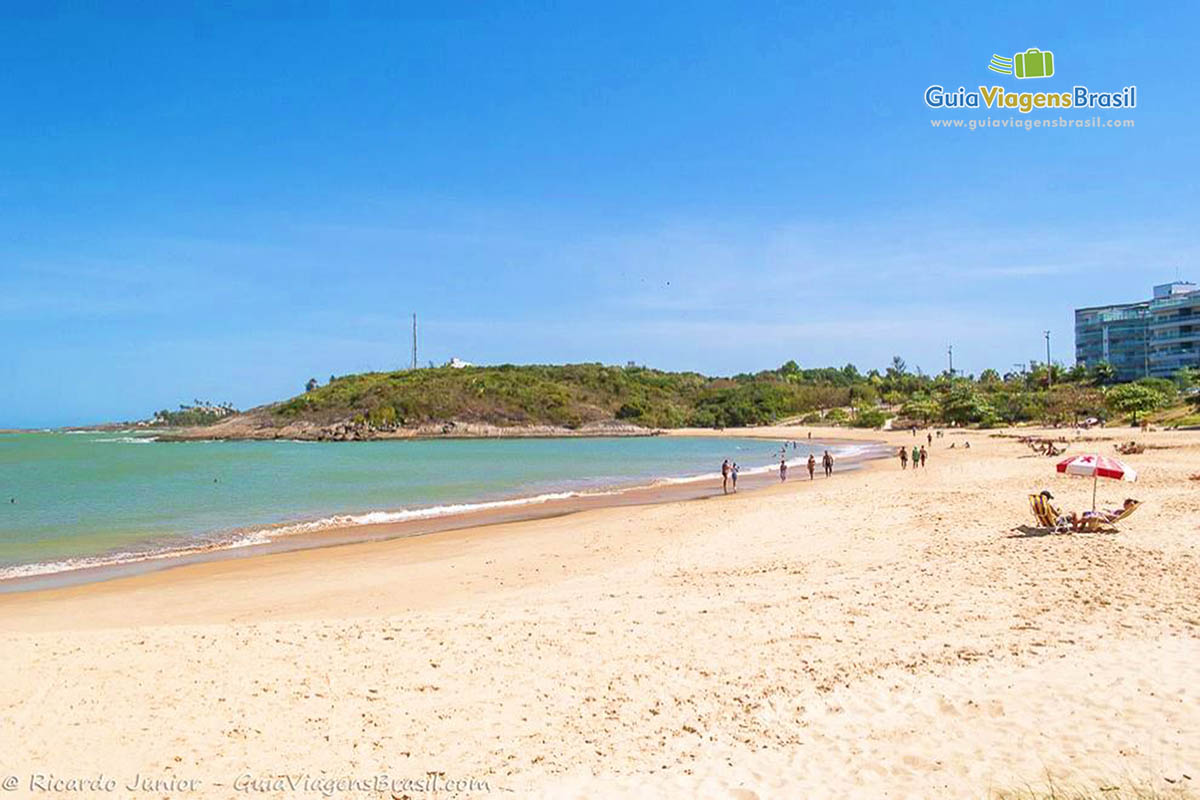 Imagem da faixa larga de areia da linda Praia Bacutia em Guarapari.