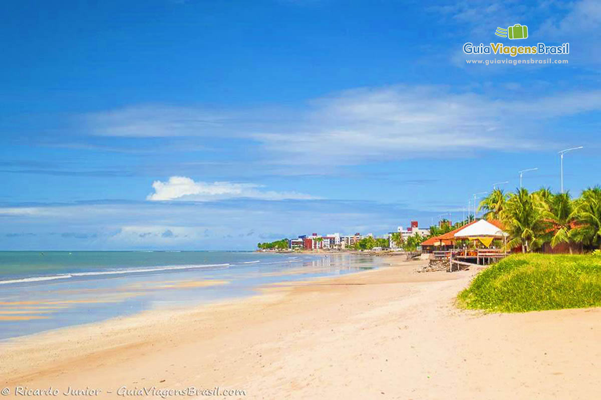 Imagem de toda extensão da maravilhosa praia.