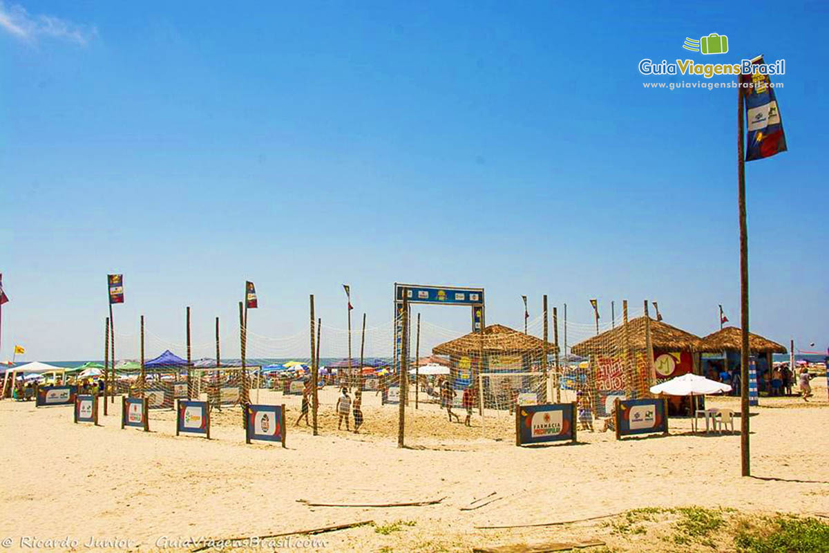 Imagem de rapazes jogando futebol na Praia Brava, em Caiobá, Santa Catarina, Brasil.