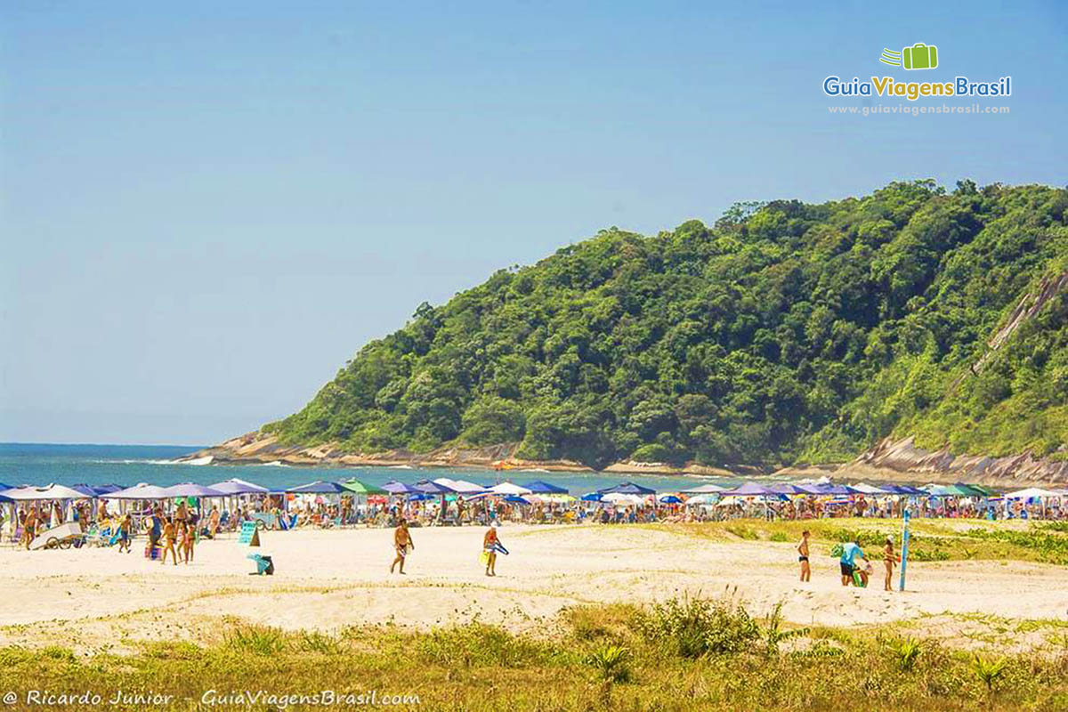 Imagem da Praia Brava, quando chegamos na praia esta é a visão, em Caiobá, Santa Catarina, Brasil.