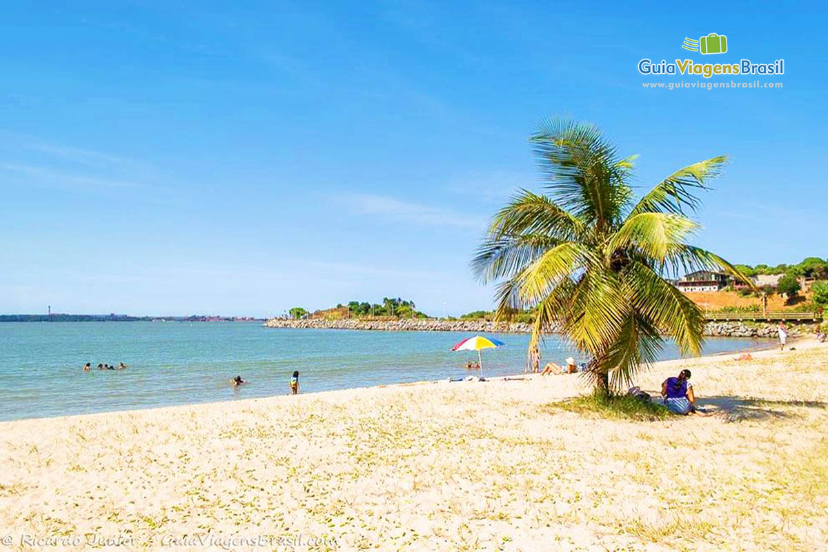 Imagem da Praia Camburi, belezas de Vitória. 