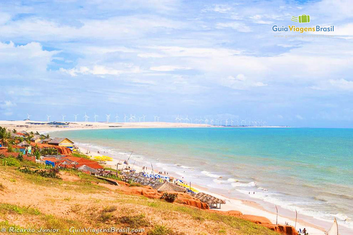 Imagem de toda extensão da Praia de Canoa Quebrada.