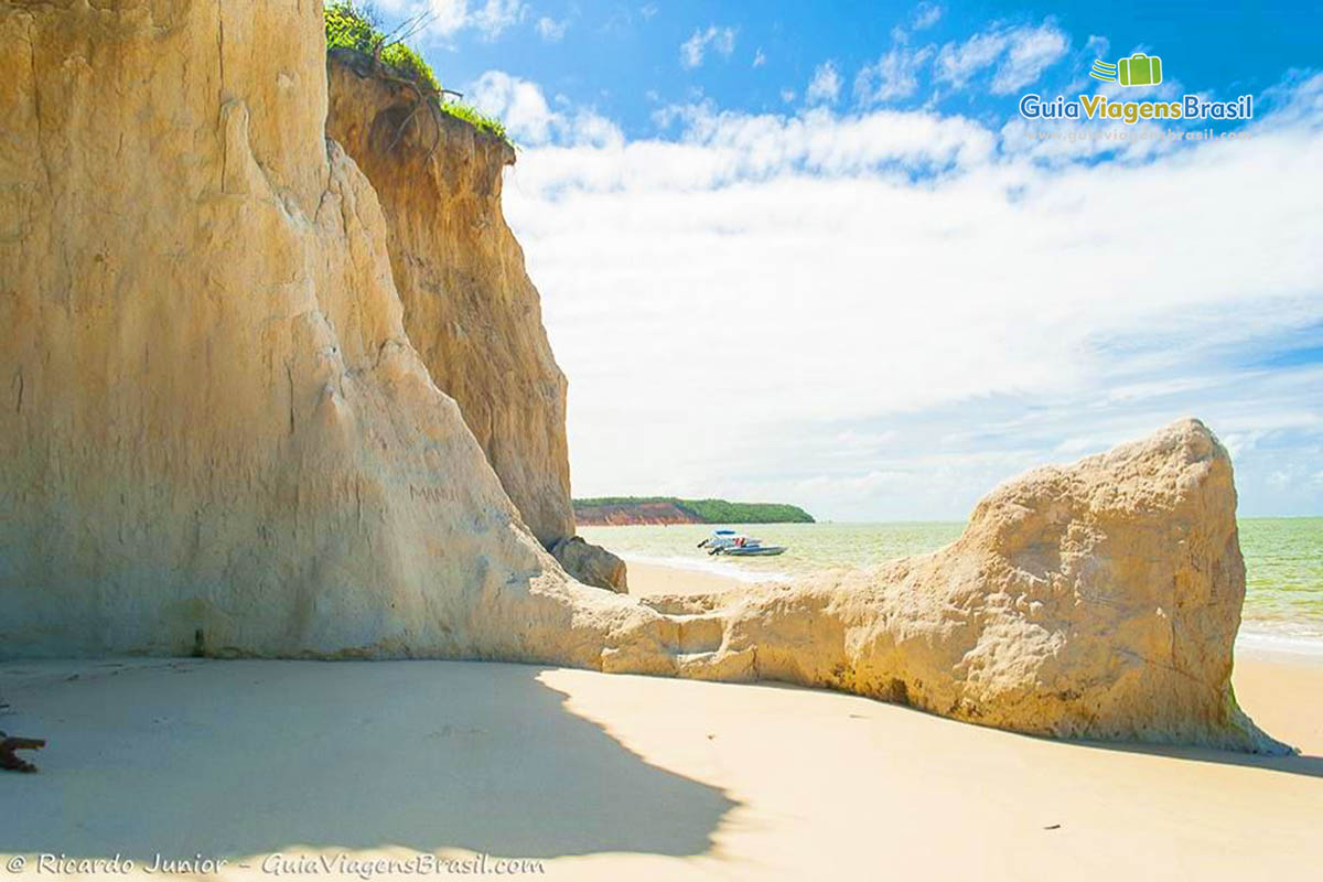 Imagem da linda Praia Carro Quebrado que faz muito sucesso entre turistas.