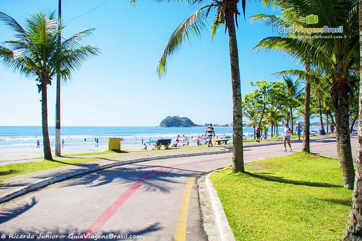 Imagem do calçadão e da Praia de Guaratuba, Santa Catarina, Brasil.