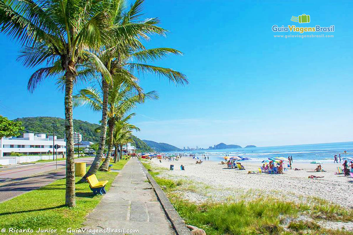 Imagem de toda extensão da Praia Central de Guaratuba, em Santa Catarina, Brasil.