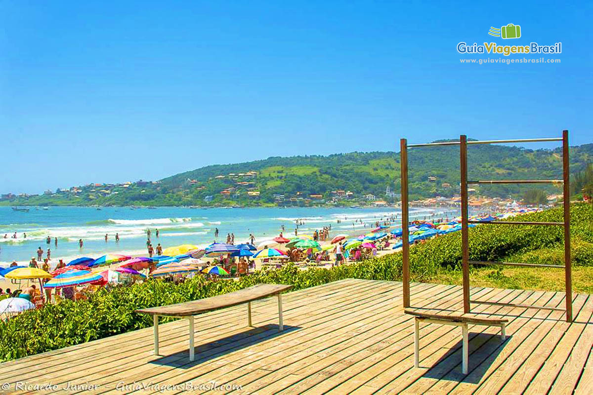 Imagem de barras e pranchas para se exercitar na orla da Praia Central de Garopaba.