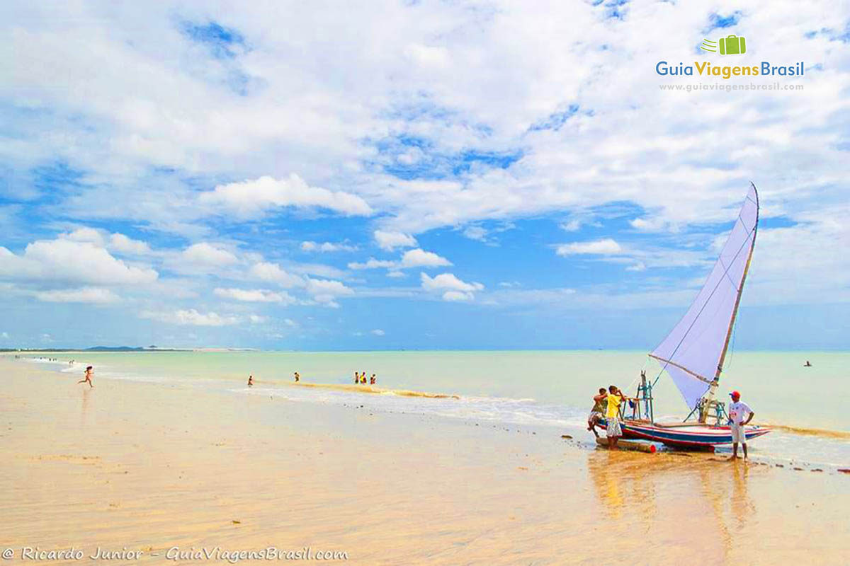 Imagem de uma jangada entrando no mar da Praia Cumbuco.