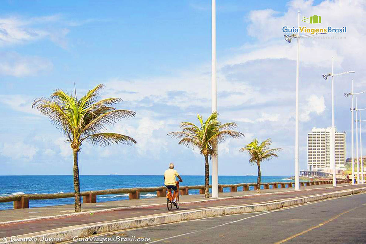 Imagem do calçadão, da Praia de Amaralina, em Salvador, Bahia.