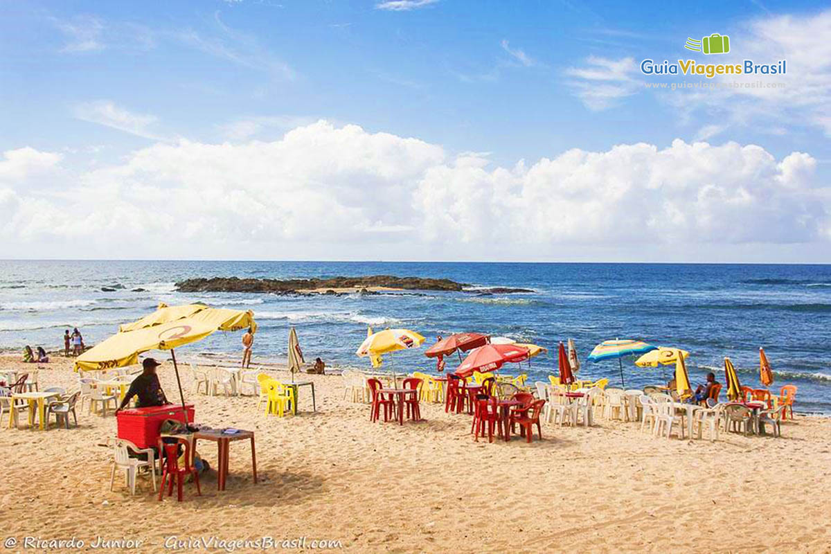 Imagem do guarda sol na areia da Praia de Amaralina.