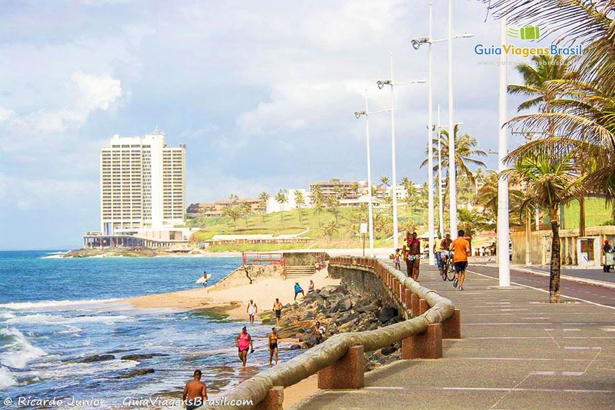 Imagem da linda orla da Praia de Amaralina em Salvador.