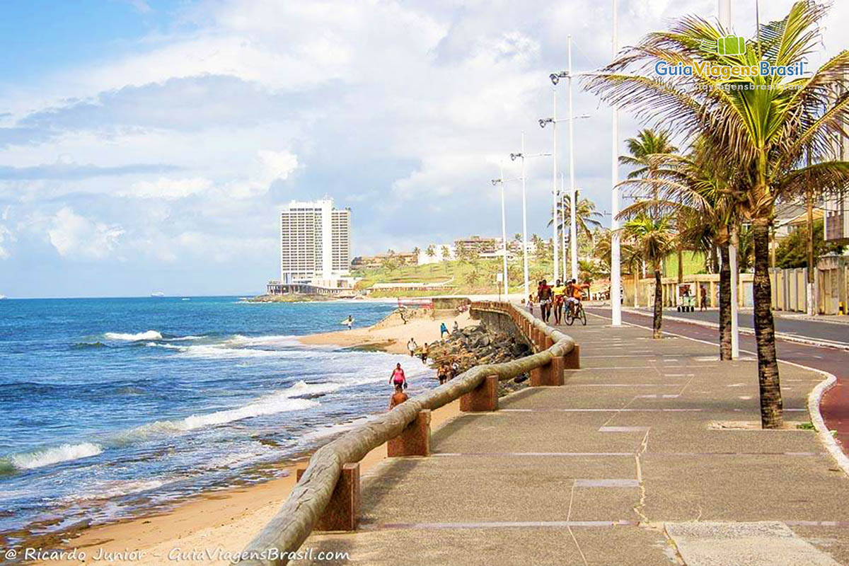 Imagem do calçadão e do mar belíssimo, da Praia de Amaralina, em Salvador.