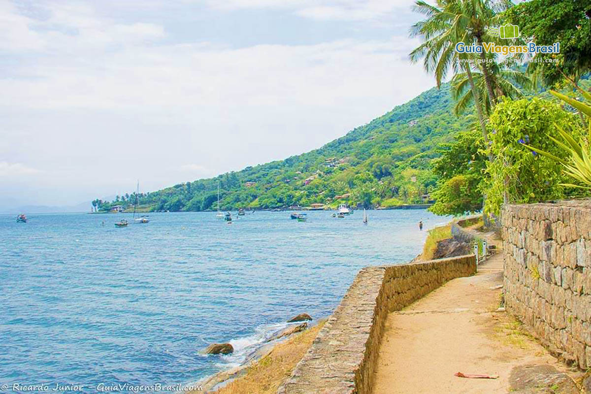 Imagem do mar e uma trilha para poder curtir as belezas de Ilhabela.