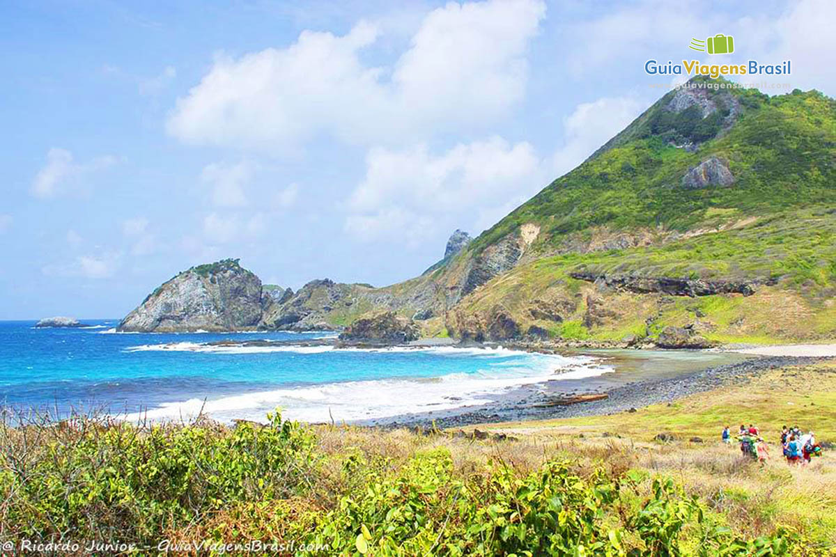 Imagem da Praia da Atalaia, primeira visão, ainda na trilha, simplesmente lindo, em Fernando de Noronha, Pernambuco, Brasil.