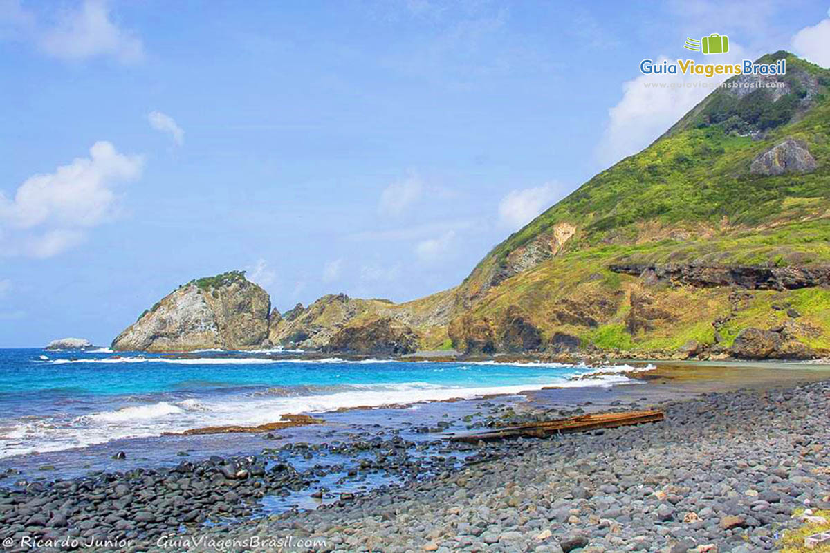 Imagem das águas azuis da Praia da Atalaia, em Fernando de Noronha, Pernambuco, Brasil.