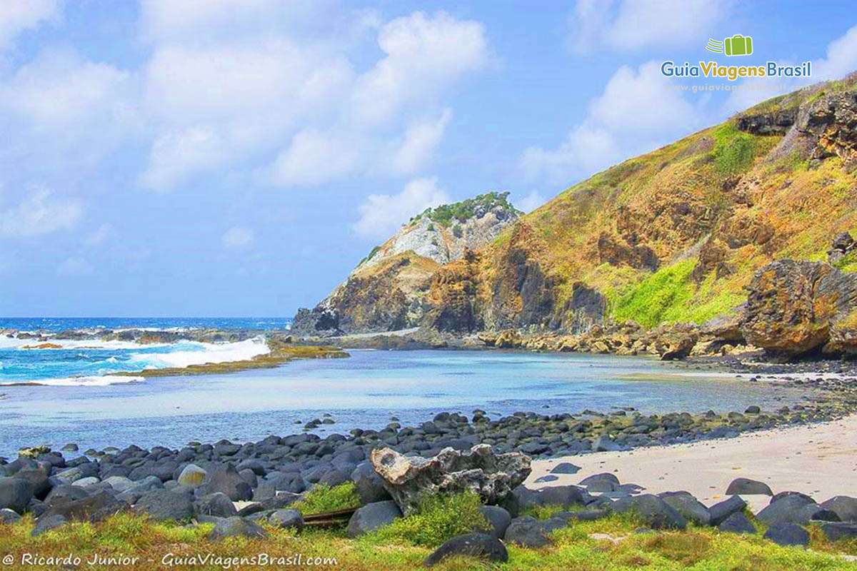 Imagem da Praia da Atalaia, lugar totalmente preservado, em Fernando de Noronha, Pernambuco, Brasil.