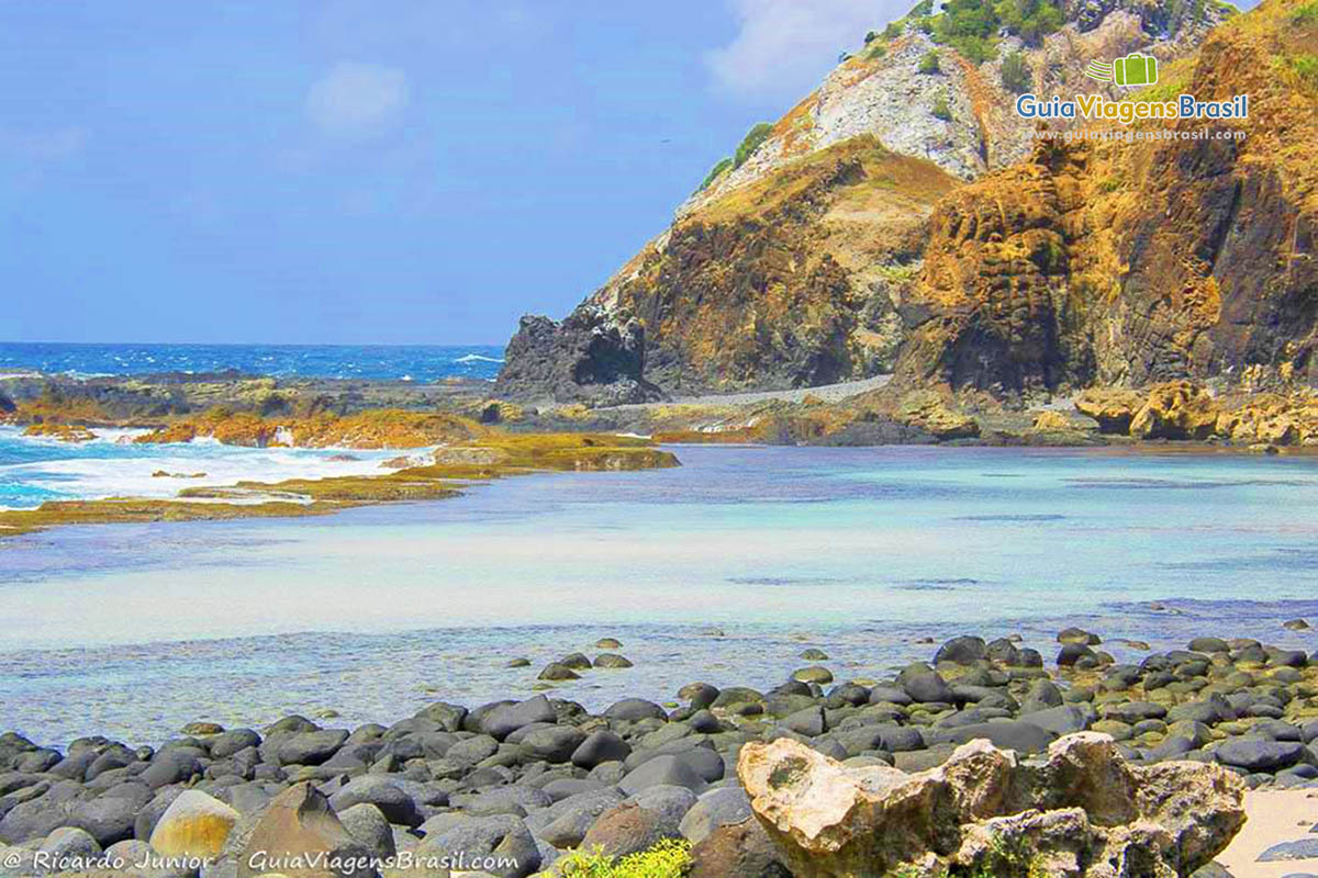 Imagem já mais próxima da piscina natural de que forma da Praia da Atalaia, em Fernando de Noronha, Pernambuco, Brasil.