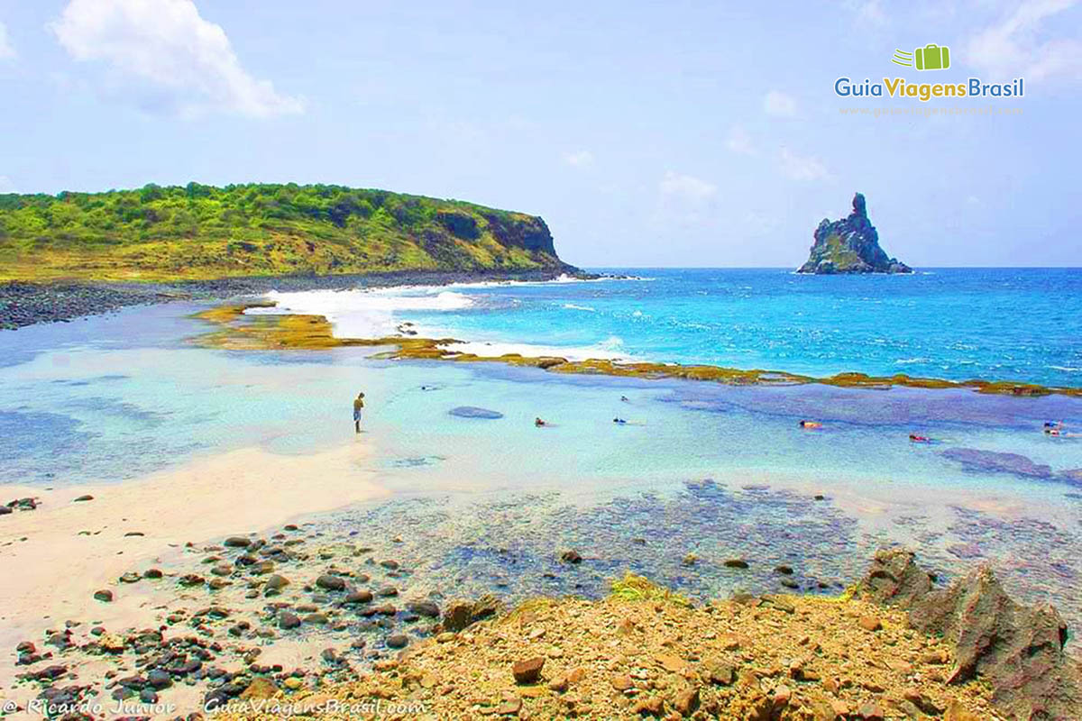 Imagem  da praia da Atalaia, nos encanta as cores que possui, piscina natural transparente e atrás um mar azul maravilhoso, na Praia da Atalaia, em Fernando de Noronha, Pernambuco, Brasil.