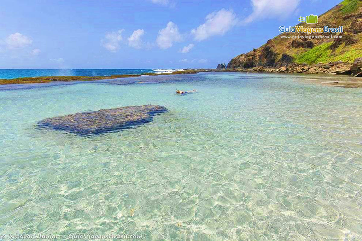 Imagem piscina natural beleza indescritível,  na Praia da Atalaia, em Fernando de Noronha, Pernambuco, Brasil.