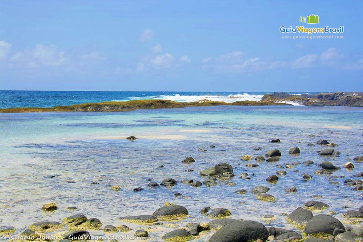 Imagem da piscina natural e suas águas cristalinas, realmente excelente para mergulho, na Praia da Atalaia, em Fernando de Noronha, Pernambuco, Brasil.