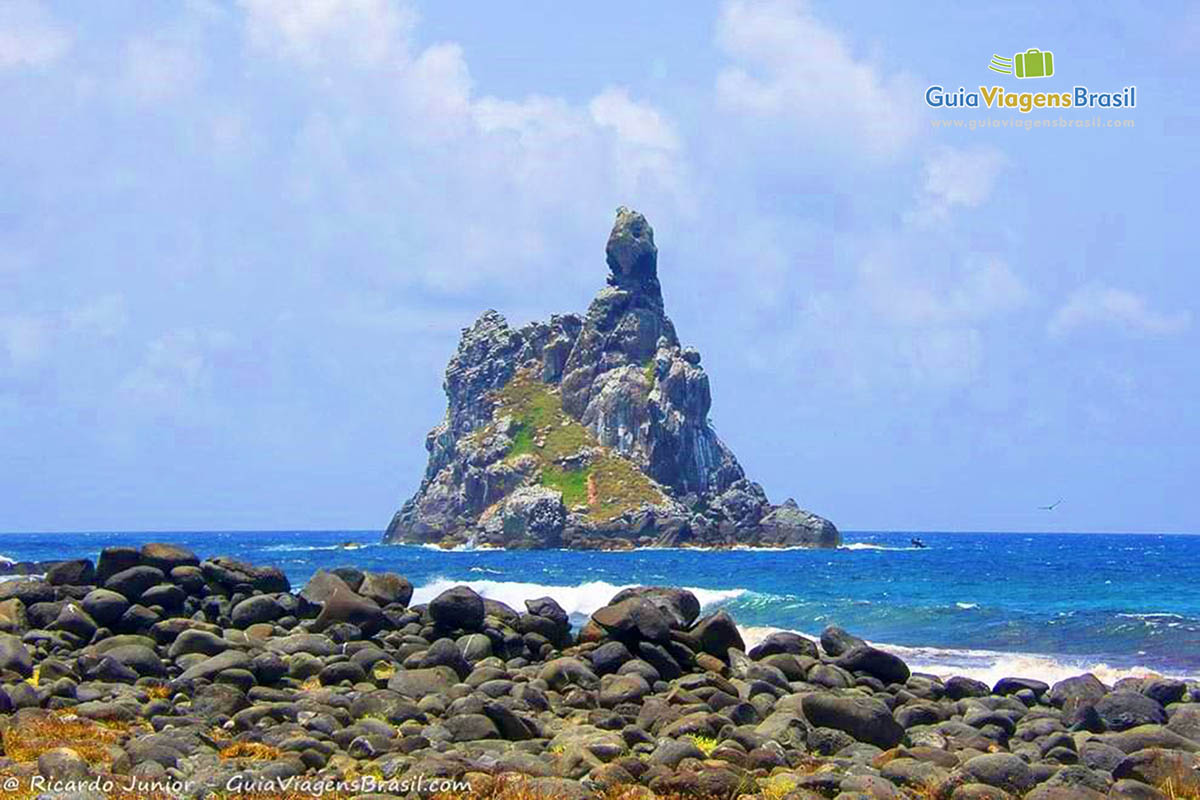 Imagem da linda pedra que possui no meio do mar, na Praia da Atalaia, em Fernando de Noronha, Pernambuco, Brasil.