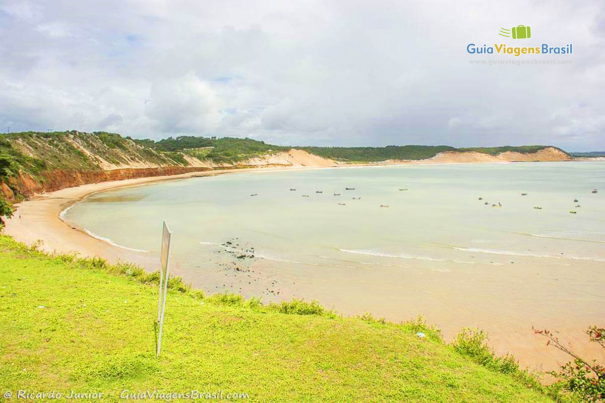 Imagem de toda extensão da Praia da Baía Formosa, em RN.