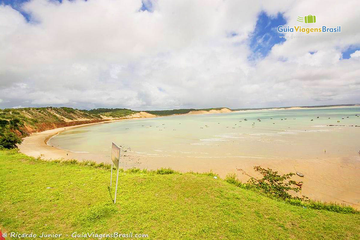 Imagem da Praia Baía Formosa, ideal para passear com família.