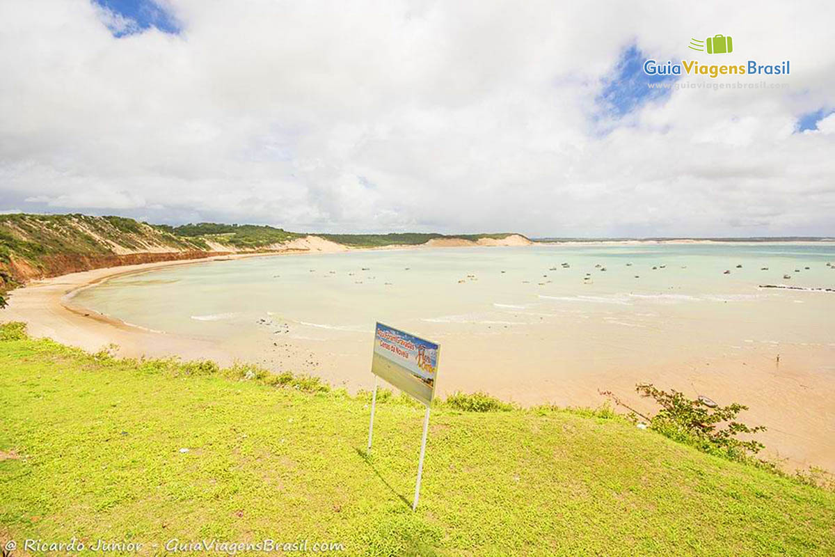 Imagem do mar calmo da Praia da Baía Formosa.