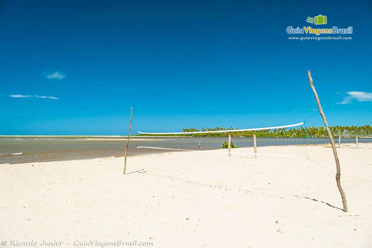 Imagem de uma rede de vôlei nas areias da Barra de Camaragibe, em Alagoas.