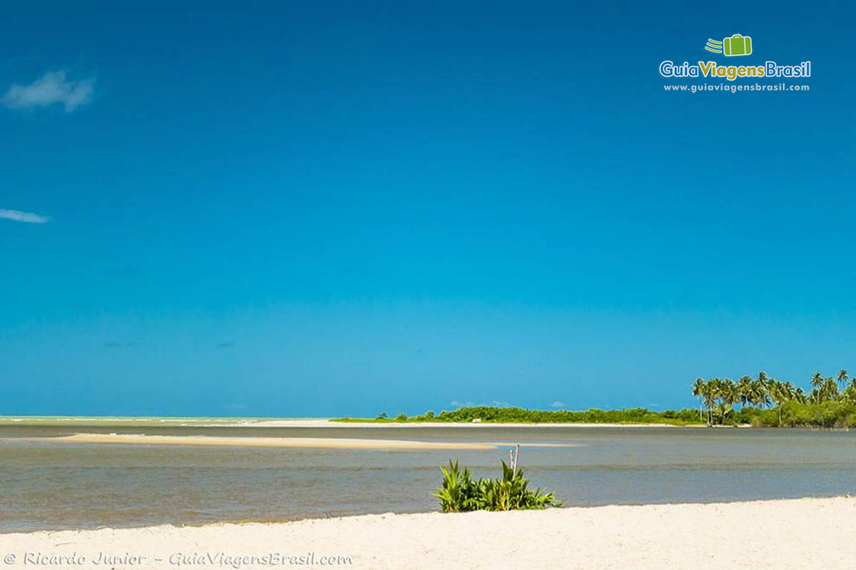 Imagem das belas águas da Praia Barra de Camaragibe.