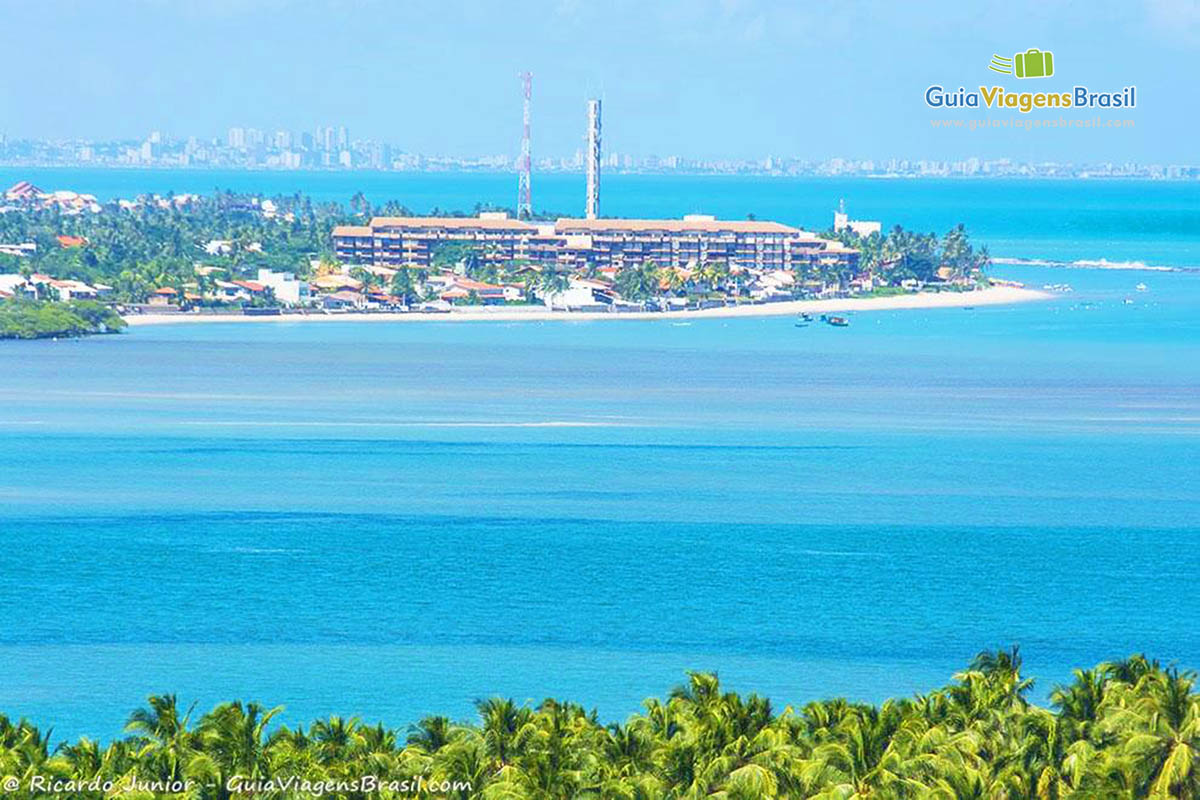 Imagem aérea do mar e da cidade de Barra de São Miguel, em Alagoas, Brasil.