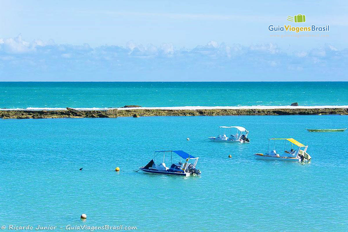 Imagem das lanchas usadas para passeios na praia de Barra de São Miguel, em Alagoas, Brasil.