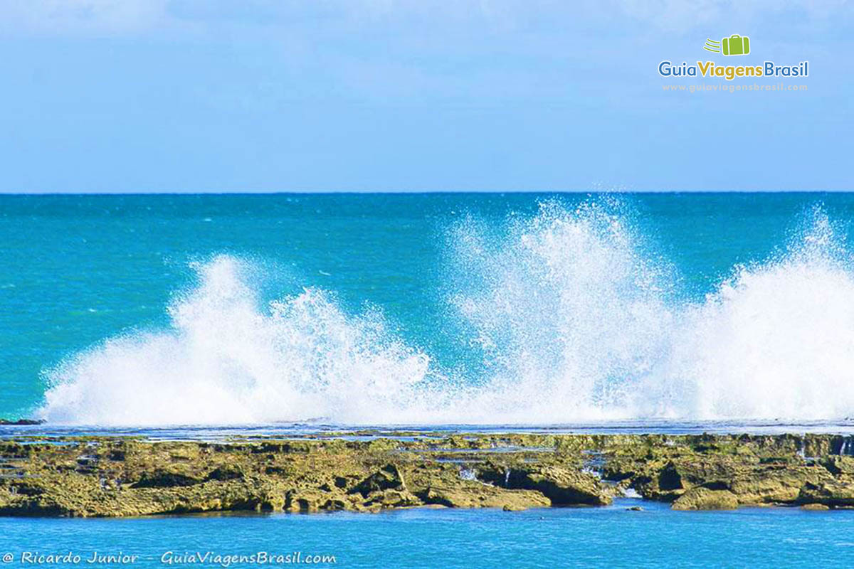 Imagem das ondas batendo nas pedras, bela paisagem, na Praia Barra de São Miguel, Alagoas, Brasil.