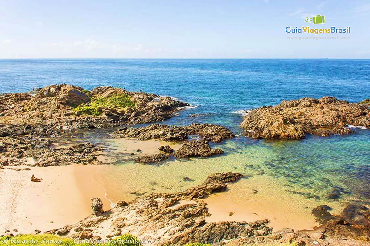 Imagem das águas transparentes  e mornas da Praia da Barra.