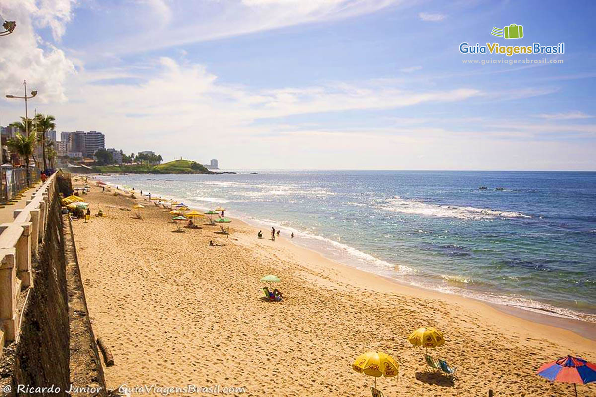 Imagem de toda extensão da Praia da Barra.