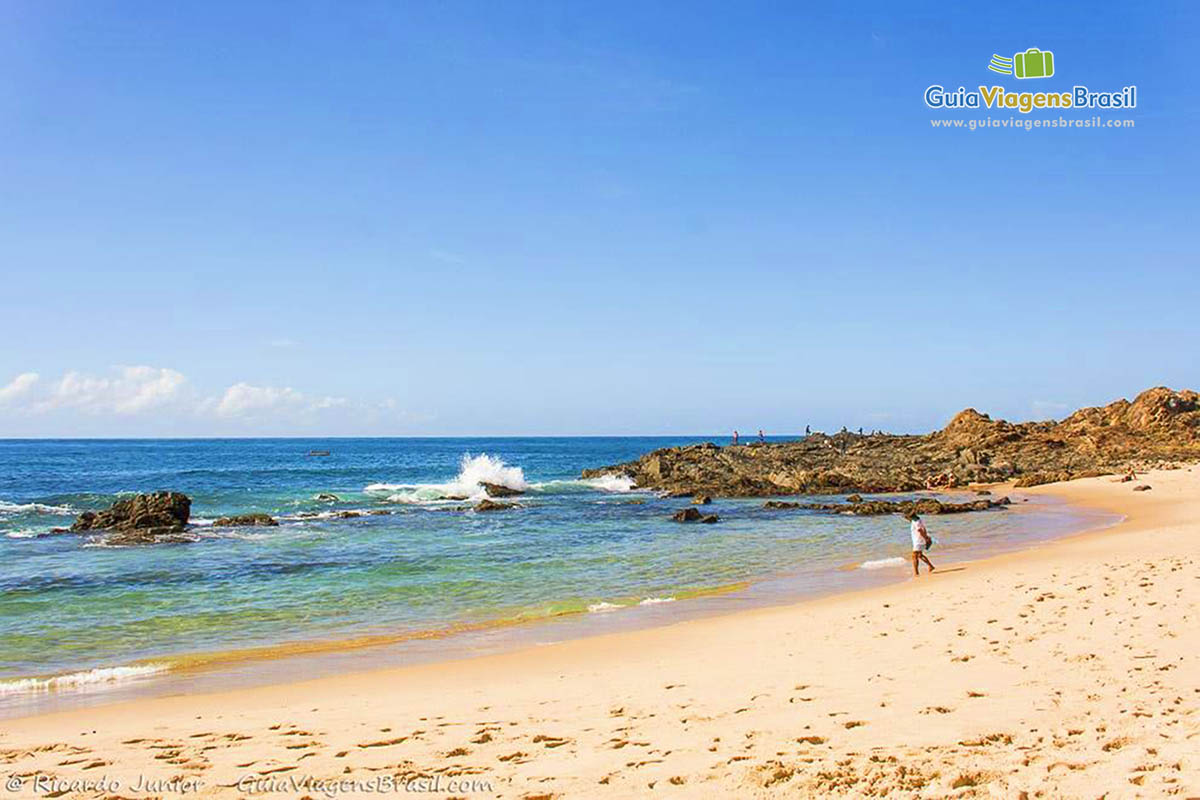 Imagem do mar de uma cor maravilhosa da Praia da Barra.