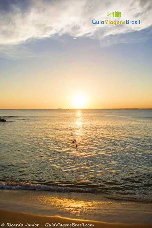 Imagem do pôr do sol na Praia da Barra.