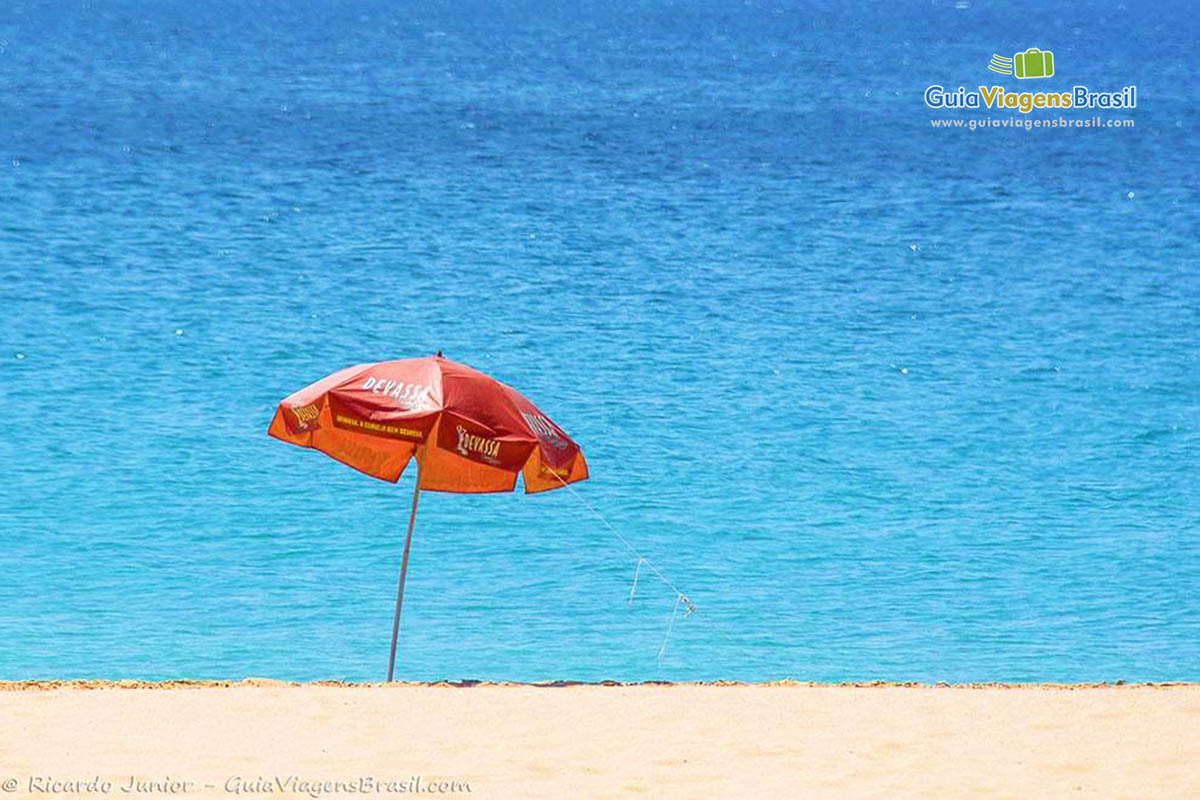 Imagem de um guarda sol nas areias na Praia da Cacimba do Padre, em Fernando de Noronha, Pernambuco, Brasil.